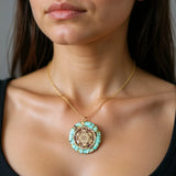 Pendentif Bouddha orgonite en résine porté