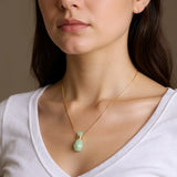 Collier pendentif rond en pierre porté