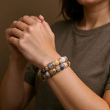 Bracelet bouddhiste onyx et tête de Bouddha porté