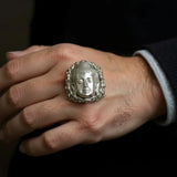 Bague Bouddha Amitabha Homme, Finition Argentée porté