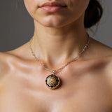 Collier pendentif Cube de Metatron porté