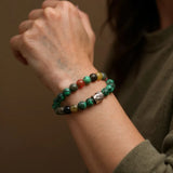 Bracelet bouddhiste en perles d'agate porté