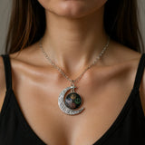 Pendentif lune et glyphes, cabochon verre porté
