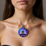 Pendentif bouddha 7 chakras, cabochon 25 mm porté