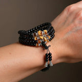 Bracelet mala en onyx et œil de tigre noir porté