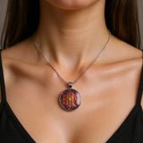 Collier pendentif mandala Om porté